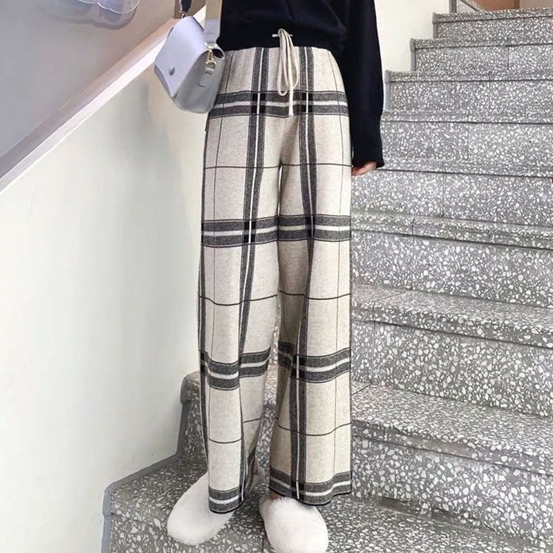 How can women's wide leg trousers avoid looking sloppy through cutting and design details while providing a comfortable wearing experience?